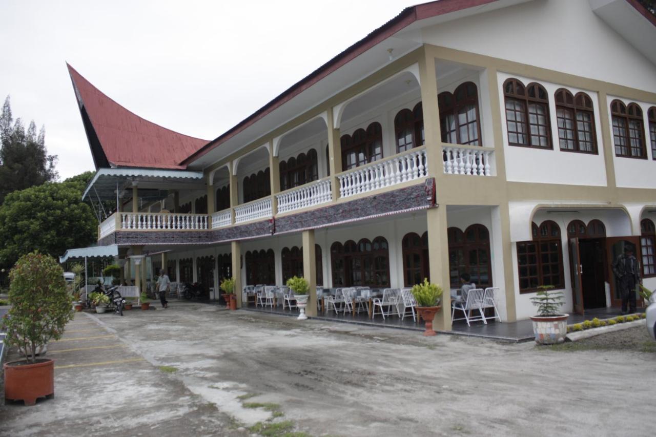 Hotel Dumasari Tuktuk Siadong Bagian luar foto