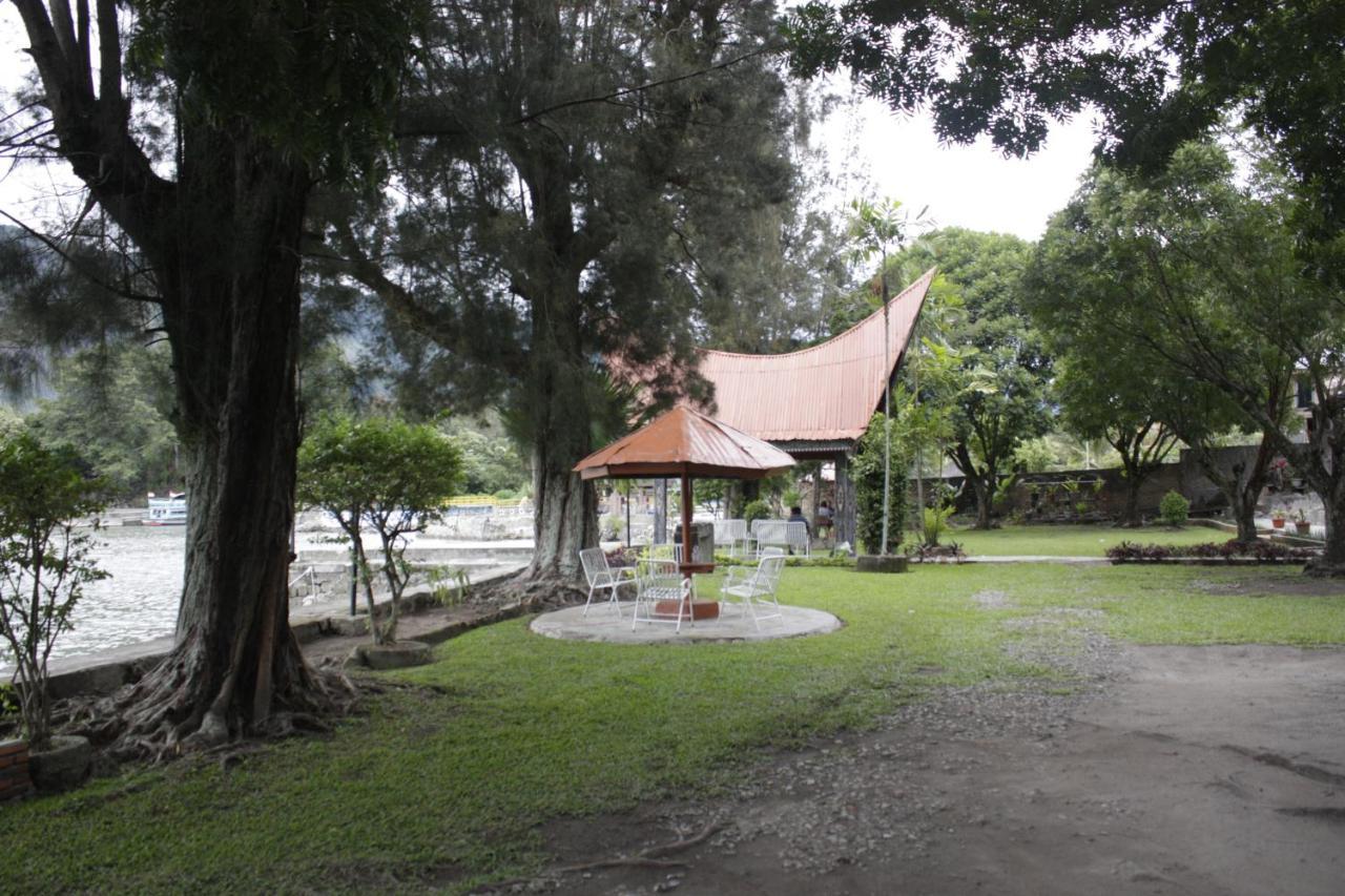 Hotel Dumasari Tuktuk Siadong Bagian luar foto